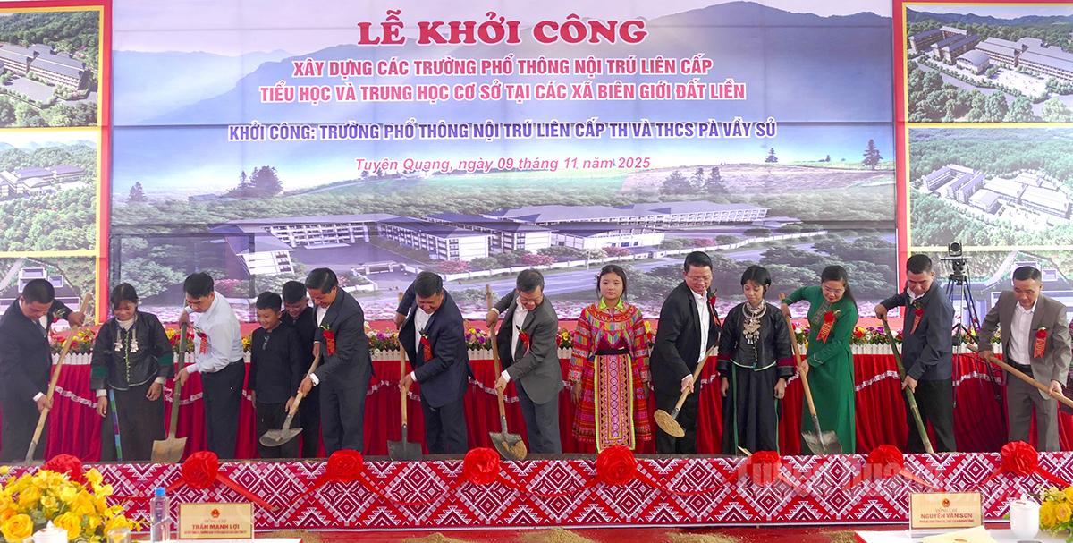 Delegater utför det första spadtaget för byggnationen av projektet. Foto: Hong Nhung