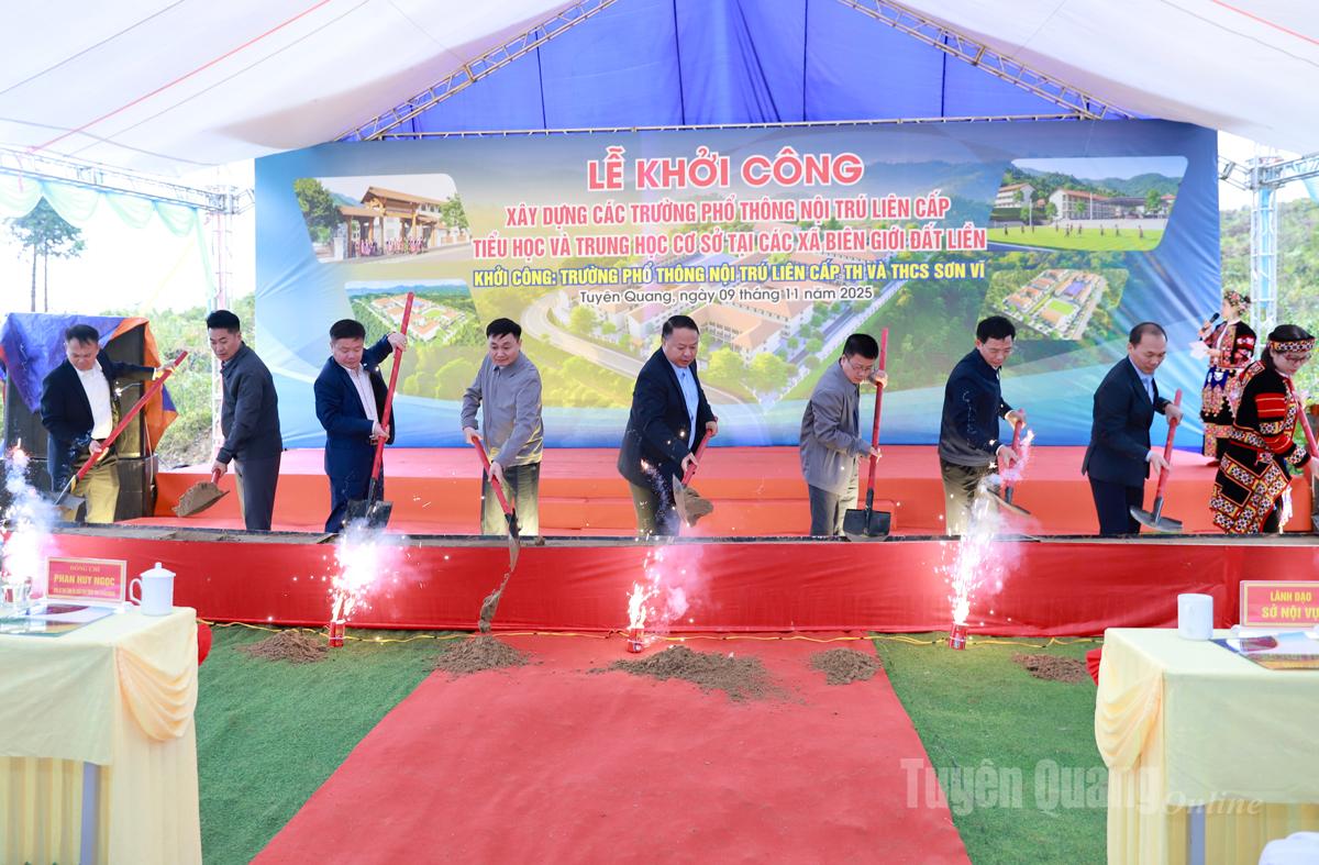 Ordföranden för provinsens folkkommitté, Phan Huy Ngoc, och delegater förrättade det första spadtaget för skolbygget. Foto: Duy Tuan