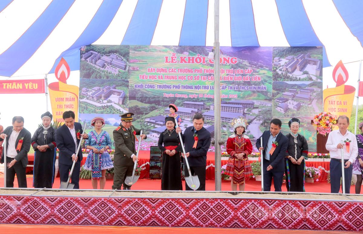 Deltagarna utför spadtagsceremonin. Foto: Van Long