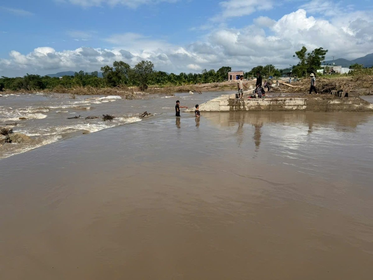 ប្រឡាយទឹកហូរនៅភូមិ Chu Te ត្រូវបានព្យាបាល ហើយចរាចរណ៍បានវិលមករកភាពប្រក្រតីវិញហើយ។ រូបថត៖ Tuan Anh។ Ngầm tràn buôn Chư Tê đã được xử lý, lưu thông bình thường. Ảnh: Tuấn Anh.