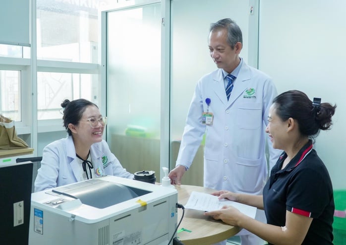 Bệnh viện tri ân nhà giáo khám tầm soát miễn phí tuyến giáp cho hơn 600 giáo viên - Ảnh 2.