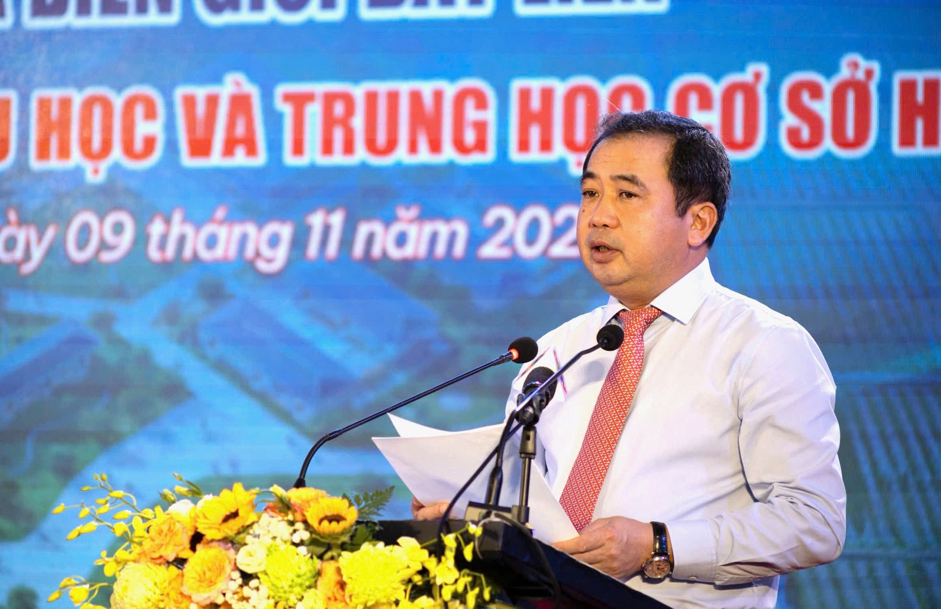 Bộ trưởng Bộ Nông nghiệp và Môi trường Trần Đức Thắng phát biểu tại lễ khởi công xây dựng Trường nội trú Tiểu học và Trung học cơ sở Hướng Phùng. Ảnh: L. T.