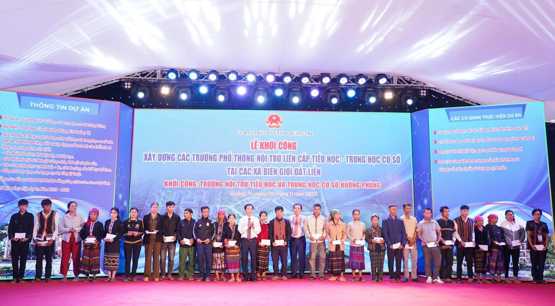 Bộ trưởng Trần Đức Thắng và lãnh đạo các ngành, tỉnh Quảng Trị trao quà cho các hộ gia đình có hoàn cảnh khó khăn. Ảnh: L. T.