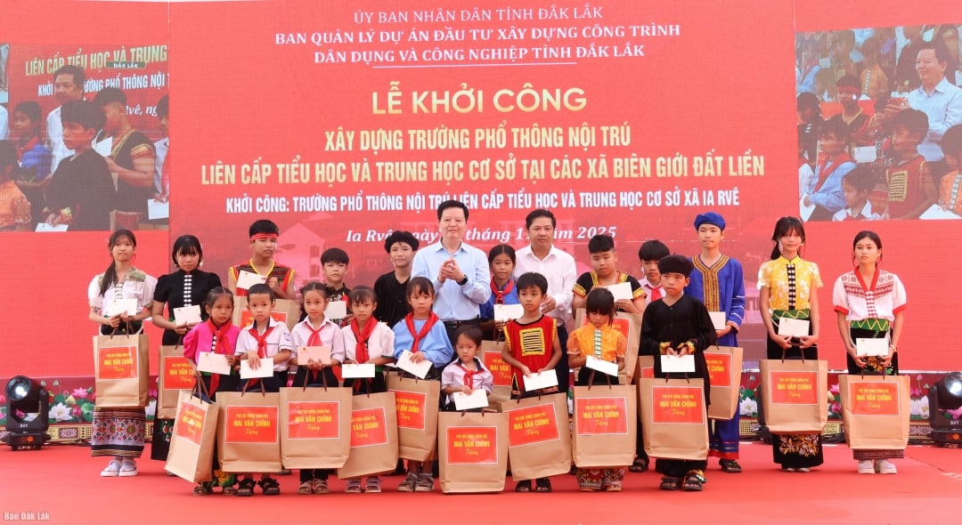 ឧបនាយករដ្ឋមន្ត្រី Mai Van Chinh និងអនុលេខាគណៈកម្មាធិការបក្សខេត្ត និងជាប្រធានគណៈកម្មាធិការប្រជាជនខេត្ត Ta Anh Tuan ជូនអំណោយដល់សិស្សានុសិស្សក្នុងកាលៈទេសៈលំបាក។