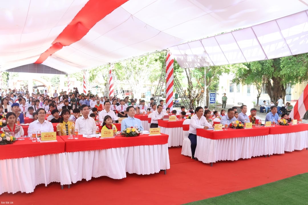 ប្រតិភូចូលរួមពិធីនៅចំនុចស្ពាន Dak Lak។