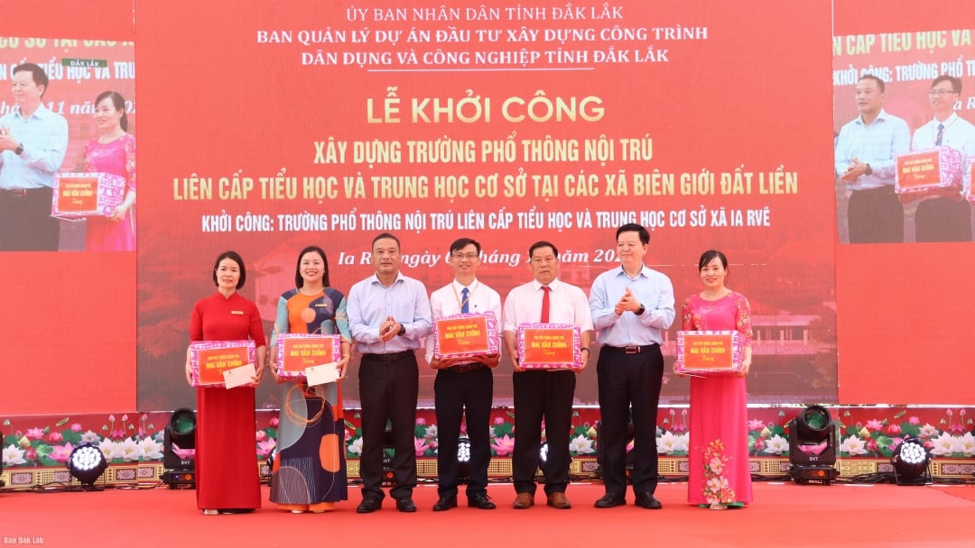 សមាជិកគណៈកម្មាធិការមជ្ឈិមបក្ស ឧបនាយករដ្ឋមន្ត្រី Mai Van Chinh និងអនុលេខាគណៈកម្មាធិការបក្សខេត្ត ប្រធានគណៈកម្មាធិការរណសិរ្សមាតុភូមិវៀតណាមខេត្ត Y Giang Gry Nie Knong