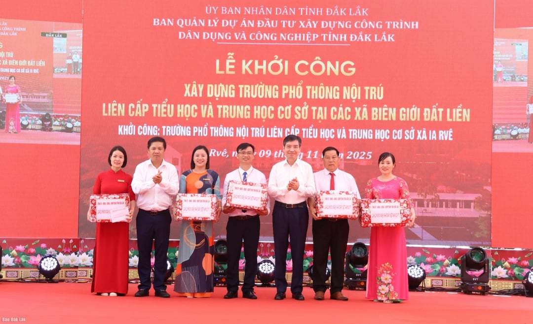 សមាជិកជំនួសនៃគណៈកម្មាធិការមជ្ឈិមបក្ស លេខាគណៈកម្មាធិការបក្សខេត្ត Luong Nguyen Minh Triet; អនុលេខាគណៈកម្មាធិការបក្សខេត្ត ប្រធានគណៈកម្មាធិការប្រជាជនខេត្ត Ta Anh Tuan