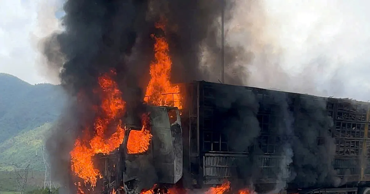 Đang lưu thông trên cao tốc, xe đầu kéo bốc cháy dữ dội