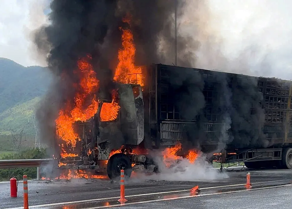 Xe đầu kéo bốc cháy dữ dội trên cao tốc Vũng Áng - Bùng
