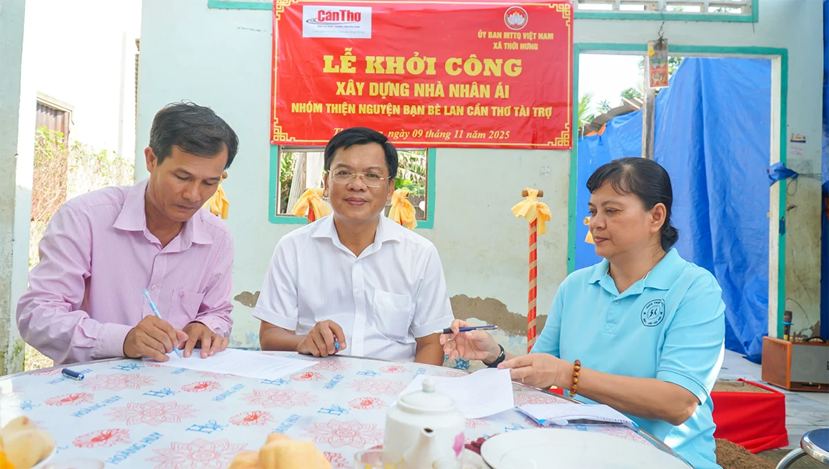 ថ្នាក់ដឹកនាំកាសែត វិទ្យុ និងទូរទស្សន៍ Can Tho បានសម្របសម្រួលជាមួយអង្គភាពដើម្បីចាប់ផ្តើមសាងសង់ផ្ទះសប្បុរសធម៌នៅឃុំ Thoi Hung ។