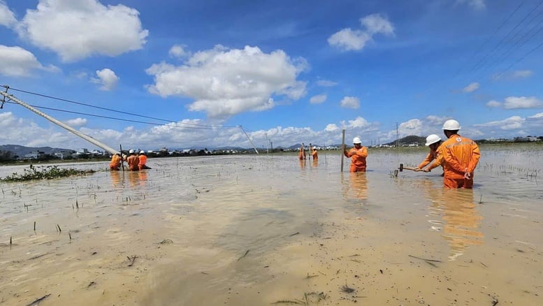 Еще 1000 рабочих срочно восстановили электросеть в Гиа Лай и Даклаке после шторма Калмаеги - Фото 1. Tăng cường thêm 1.000 nhân lực khẩn trương khôi phục lưới điện tại Gia Lai, Đắk Lắk sau bão Kalmaegi- Ảnh 1.