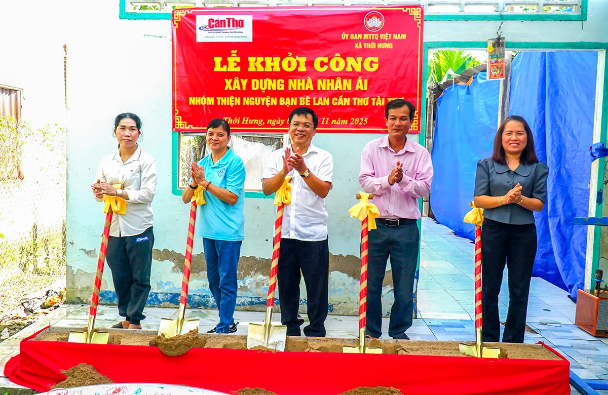 ថ្នាក់ដឹកនាំកាសែត វិទ្យុ និងទូរទស្សន៍ Can Tho បានសម្របសម្រួលជាមួយអង្គភាពដើម្បីចាប់ផ្តើមសាងសង់ផ្ទះសប្បុរសធម៌នៅឃុំ Thoi Hung ។