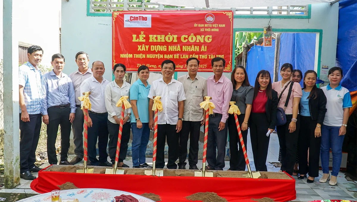 ថ្នាក់ដឹកនាំកាសែត វិទ្យុ និងទូរទស្សន៍ Can Tho បានសម្របសម្រួលជាមួយអង្គភាពដើម្បីចាប់ផ្តើមសាងសង់ផ្ទះសប្បុរសធម៌នៅឃុំ Thoi Hung ។