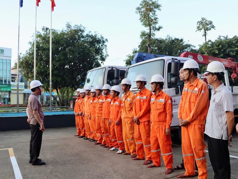 Еще 1000 рабочих срочно восстановили электросеть в Гиа Лай и Даклаке после шторма Калмэги - Фото 2. Tăng cường thêm 1.000 nhân lực khẩn trương khôi phục lưới điện tại Gia Lai, Đắk Lắk sau bão Kalmaegi- Ảnh 2.