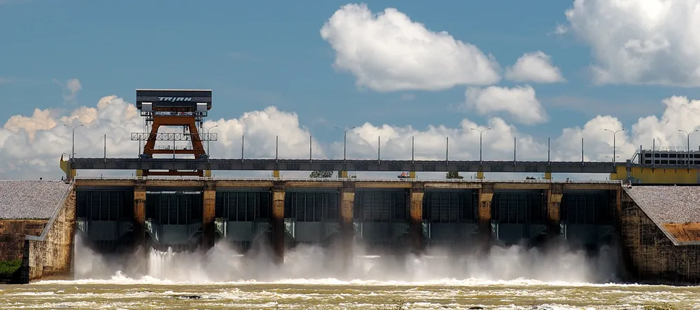 トリアン水力発電所は、貯水池の流量を調整するために放水路からの流量を増やし、プロジェクトの安全性を確保しています。
