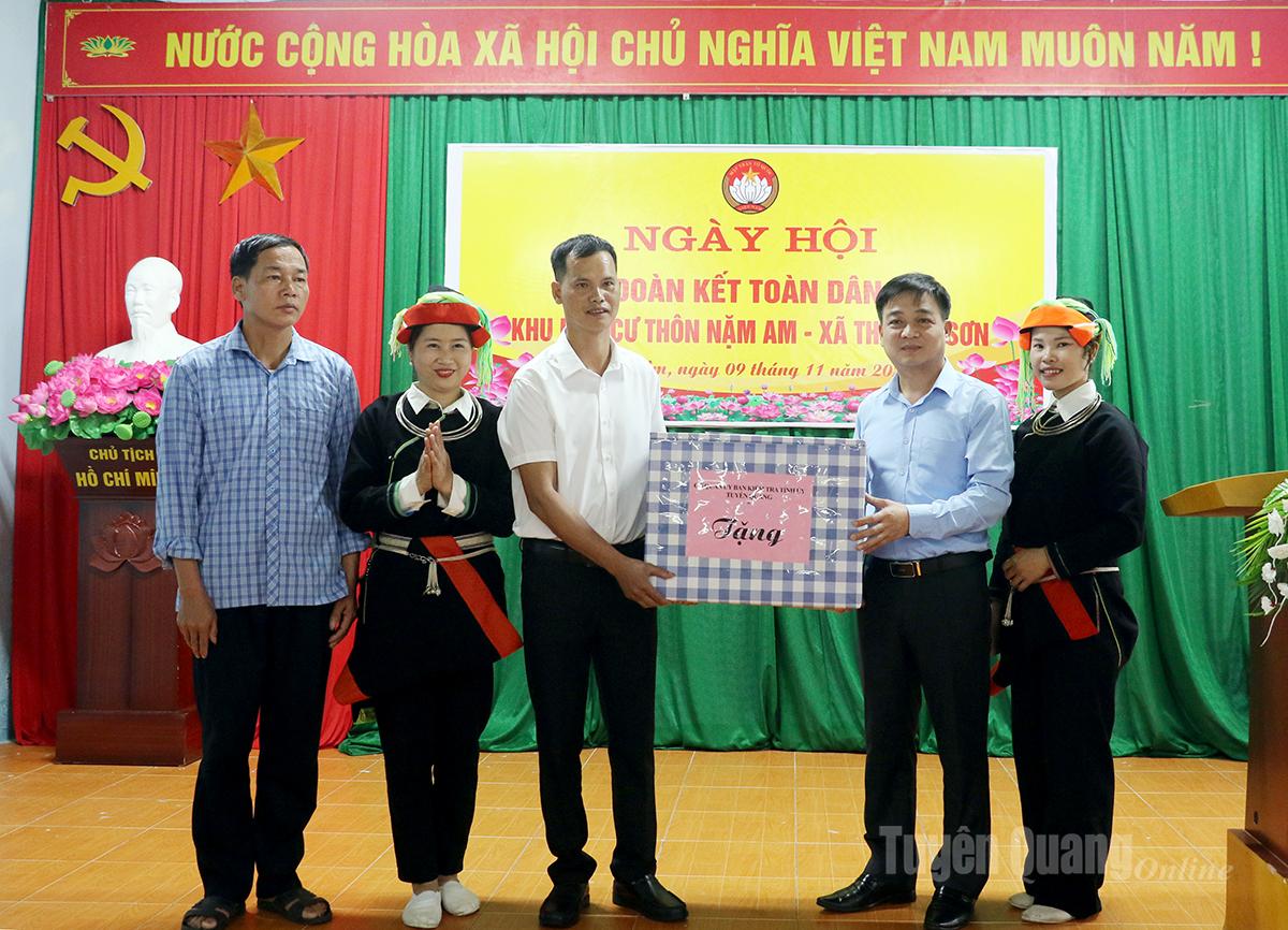 Chủ nhiệm Ủy ban Kiểm tra Tỉnh ủy Nguyễn Hưng Vượng tặng quà cho thôn Nặm Am.