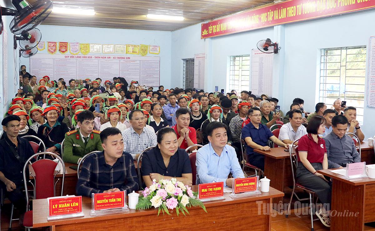 Đại biểu và đông đảo bà con Nhân dân tham gia Ngày hội.