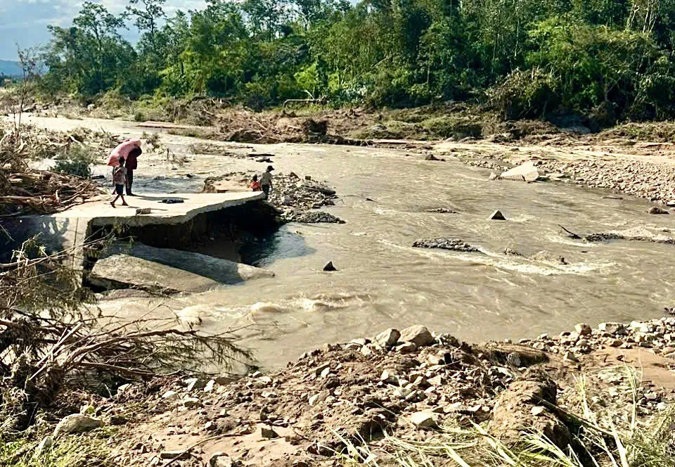 ถนนที่จะไปหมู่บ้านถูกพัดหายไป