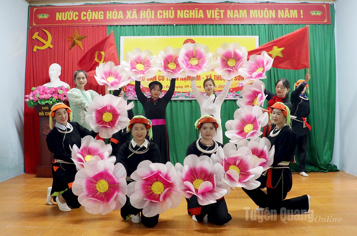 Tiết mục văn nghệ Vinh quang Mặt trận Tổ quốc tại Ngày hội Đại đoàn kết.