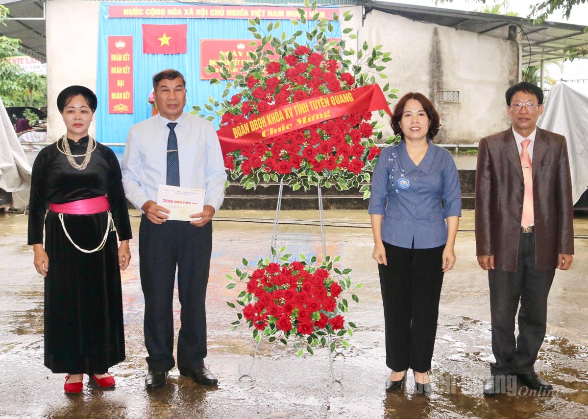 Đồng chí Lý Thị Lan, Uỷ viên BTV Tỉnh uỷ, Trưởng Đoàn ĐBQH hoạt động chuyên trách tỉnh tặng hoa chúc mừng Ngày hội.