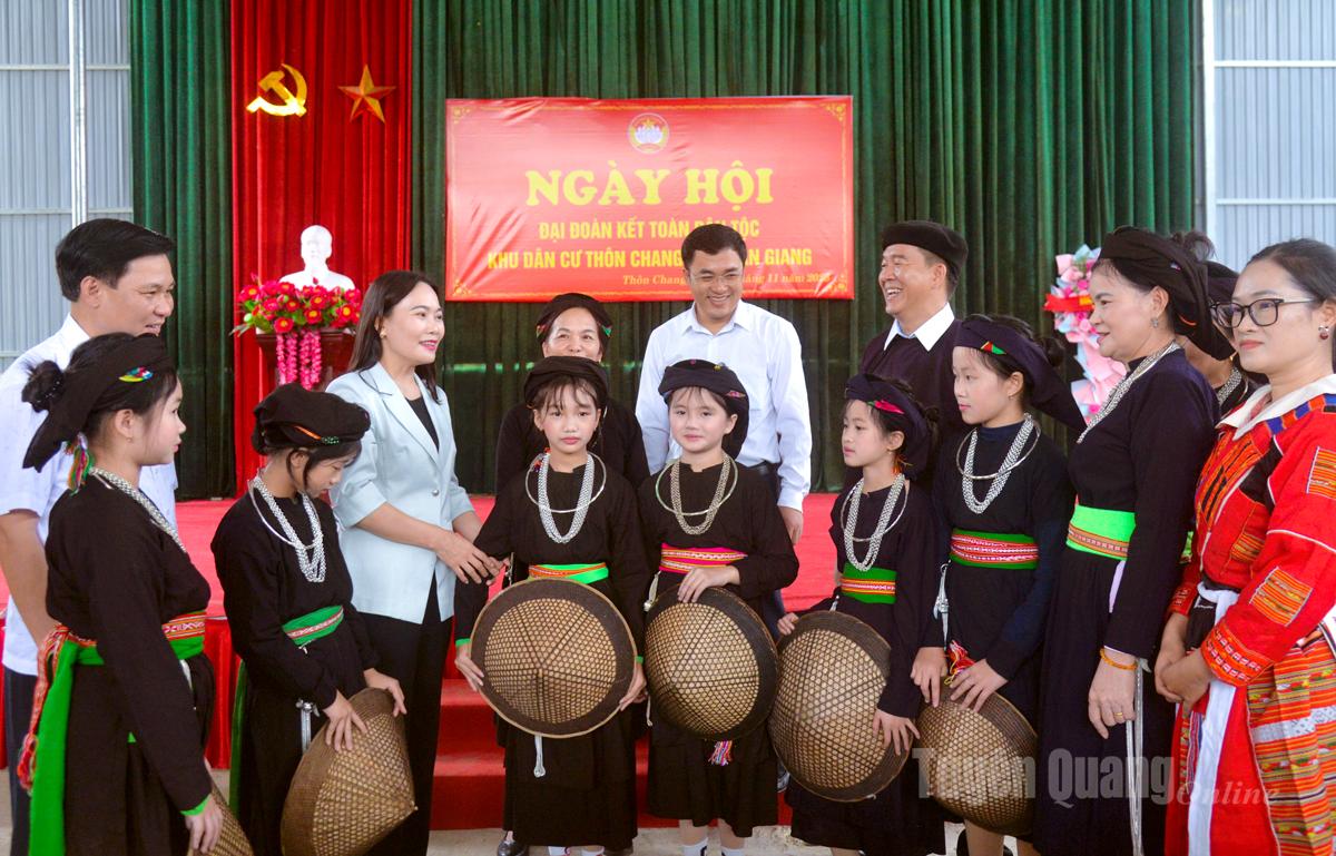 Phó Bí thư Thường trực Đảng ủy UBND tỉnh Nông Thị Bích Huệ thăm hỏi, động viên bà con Nhân dân thôn Chang.