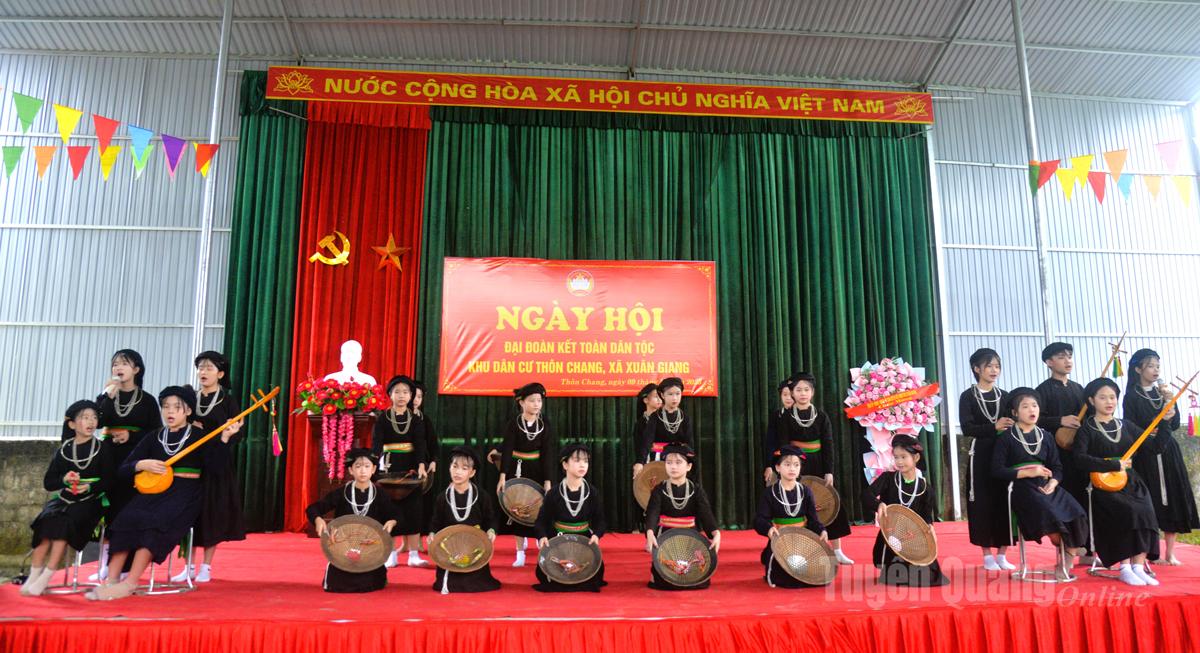 Tiếc mục văn nghệ đặc sắc tại Ngày hội Đại đoàn kết toàn dân tộc thôn Chang.