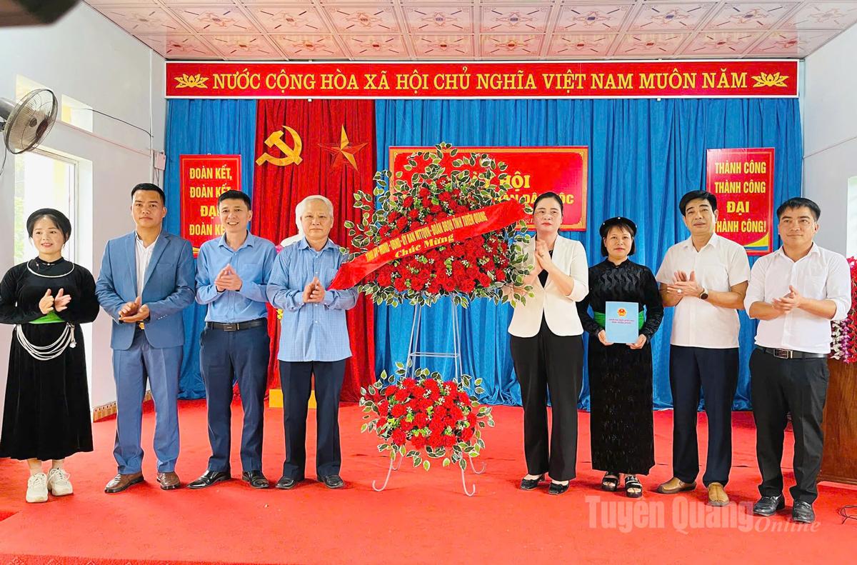 Đồng chí Ma Thị Thúy, Phó Trưởng Đoàn ĐBQH chuyên trách tỉnh tặng hoa và quà cho Ban Công tác Mặt trận thôn Riềng, xã Bạch Ngọc.