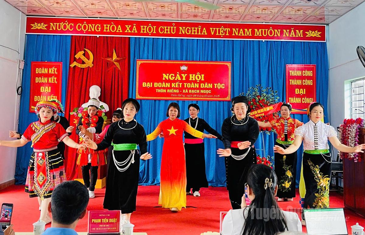 Tiết mục văn nghệ chào mừng Ngày hội.