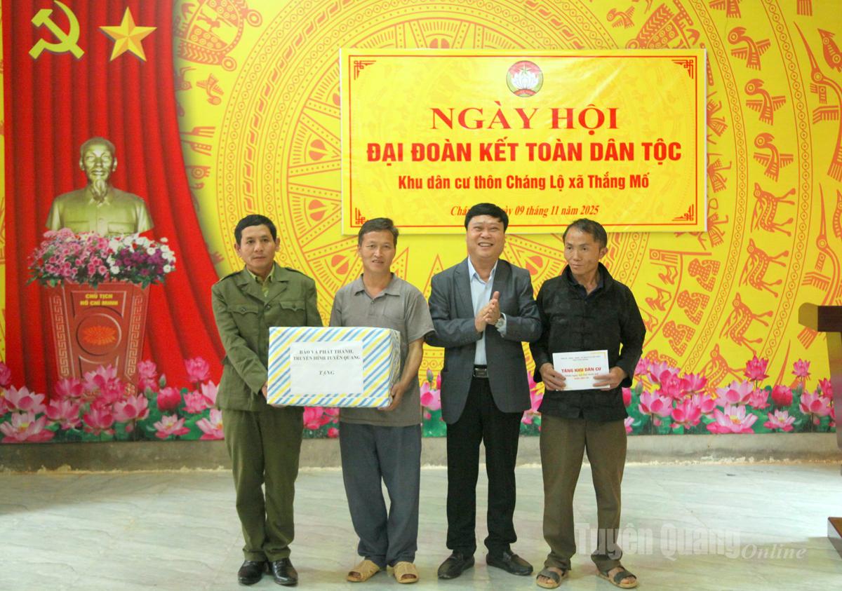 Đồng chí Mai Đức Thông tặng quà của tỉnh và của Báo và phát thanh, truyền hình Tuyên Quang cho Nhân dân thôn Cháng Lộ.