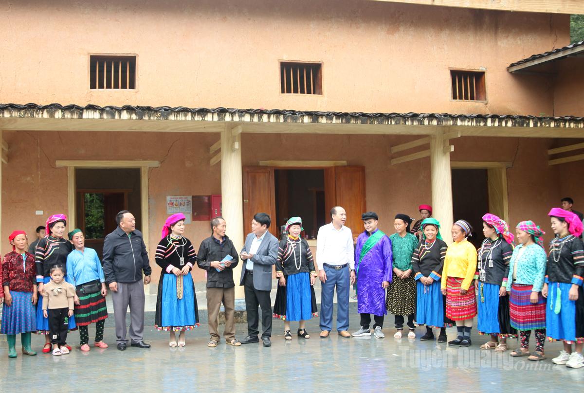 Đồng chí Mai Đức Thông và lãnh đạo xã Thắng Mố với Nhân dân thôn Cháng Lộ.