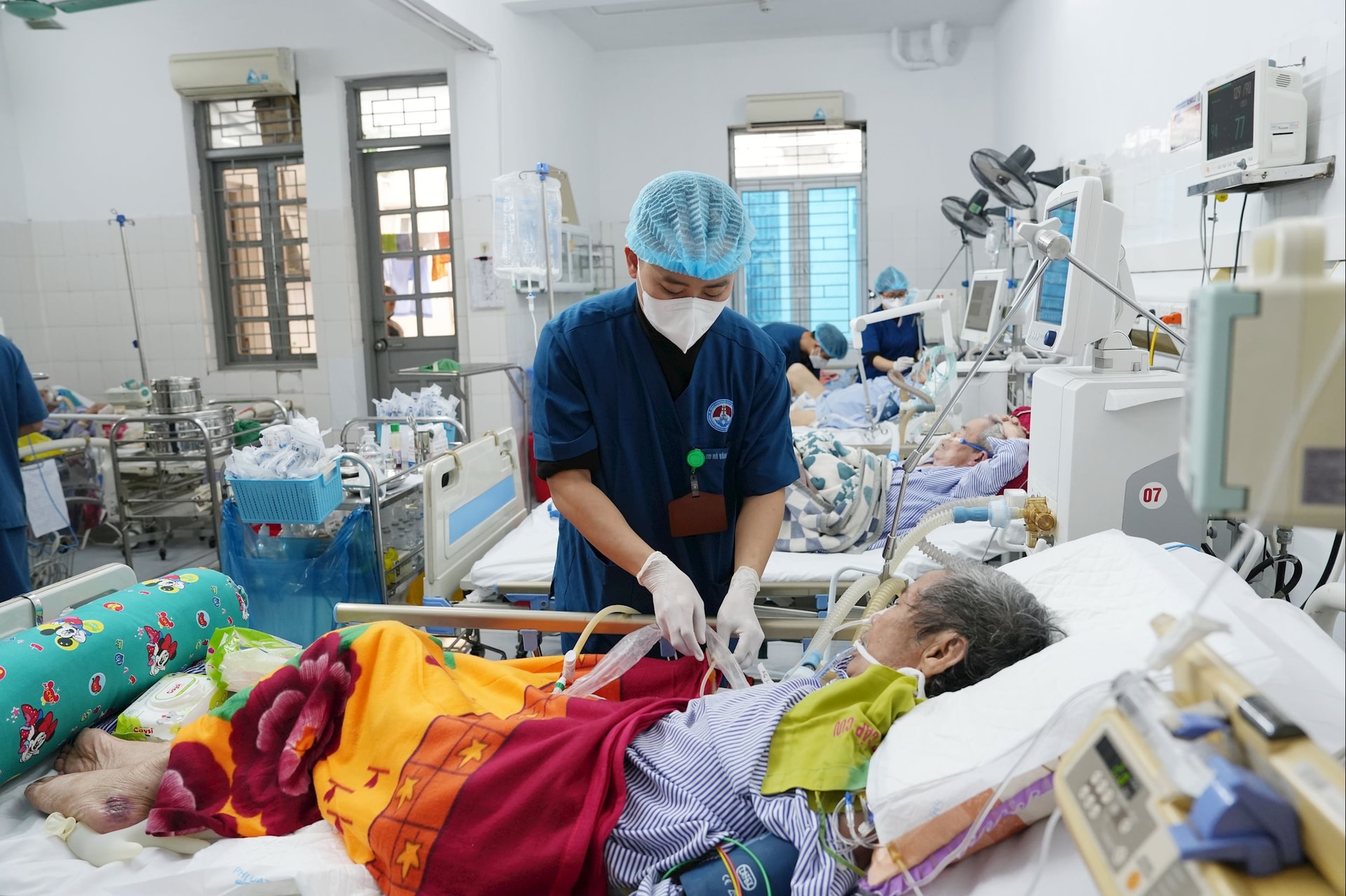 Bệnh nhân hô hấp gia tăng, nhiều người nặng phải thở máy