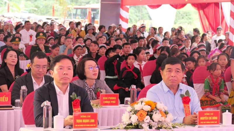 ឧបនាយករដ្ឋមន្ត្រី Nguyen Chi Dung បានអញ្ជើញចូលរួមពិធីបើកការដ្ឋានសាងសង់សាលាបឋមសិក្សា និងអនុវិទ្យាល័យ Minh Tan។