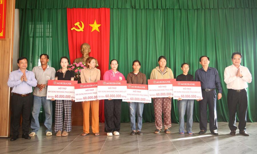 ຄະນະທ່ານຮອງນາຍົກລັດຖະມົນຕີ ໄດ້ສະເໜີແຫຼ່ງທຶນໜູນຊ່ວຍການກໍ່ສ້າງເຮືອນຫຼັງໃໝ່ໃຫ້ບັນດາຄອບຄົວທີ່ມີເຮືອນຢູ່ຖືກພາຍຸເລກ 13 ທຳລາຍຢູ່ຄຸ້ມ Quy Nhon Dong. ຮູບພາບ: H.P img-7963.jpg