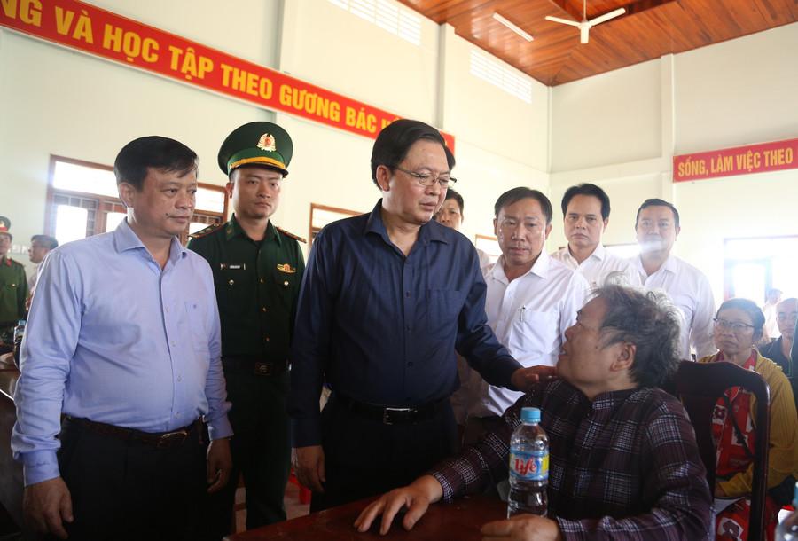 ທ່ານຮອງນາຍົກລັດຖະມົນຕີ Ho Quoc Dung ຢ້ຽມຢາມວິວັດການດຳລົງຊີວິດຂອງປະຊາຊົນຢູ່ຄຸ້ມ Quy Nhon Dong. ຮູບພາບ: H.P img-8012.jpg