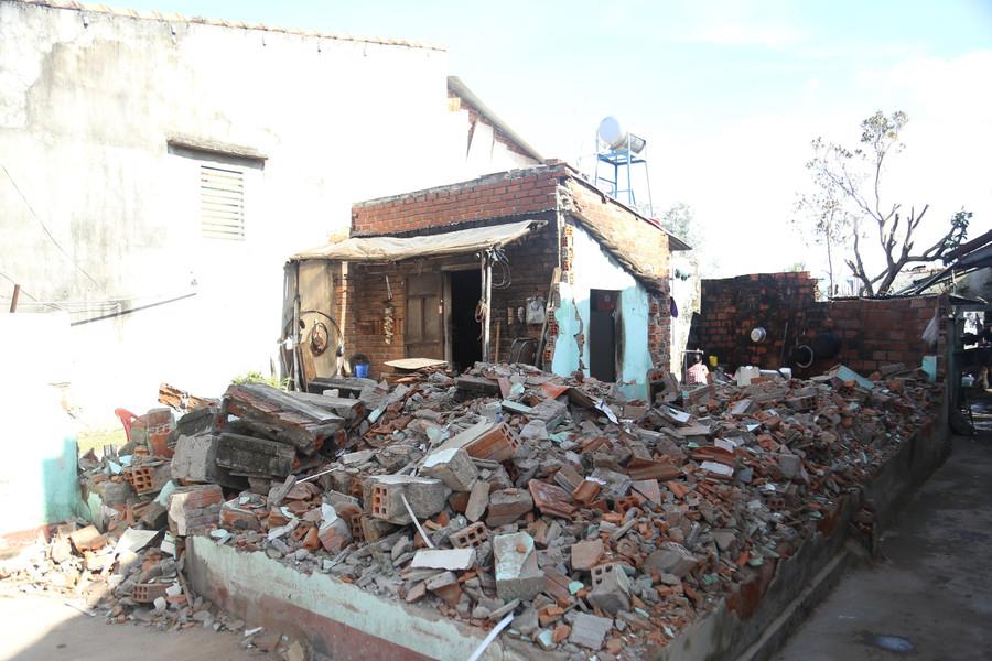 ພາຍຸເລກ 13 ໄດ້ພັງທະລາຍລົງຢ່າງສິ້ນເຊີງເຮືອນຂອງທ່ານ Trinh Ngoc Tung (ບ້ານ ຕຸ່ງຈຽນ, ຕາແສງ Tuy Phuoc Dong). ຮູບພາບ: H.P img-8065.jpg