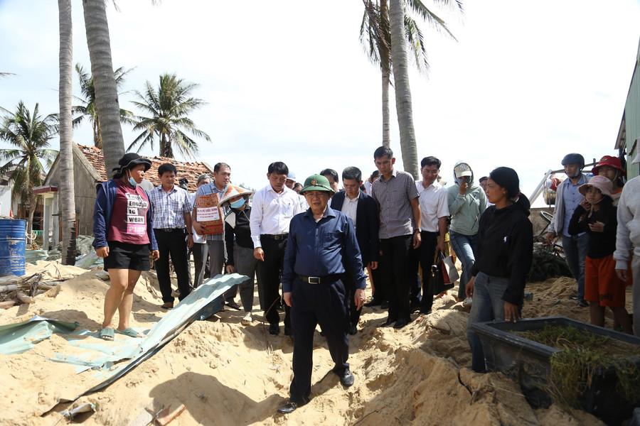 ທ່ານຮອງນາຍົກລັດຖະມົນຕີ Ho Quoc Dung (ແຖວໜ້າ) ກວດກາຄວາມເສຍຫາຍຈາກພະຍຸເລກ 13 ຢູ່ໝູ່ບ້ານ An Quang Dong (ຕາແສງ De Gi). ພາບ: H.P img-8262.jpg