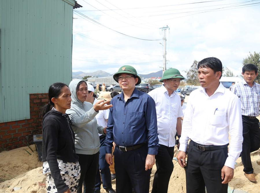 ທ່ານຮອງນາຍົກລັດຖະມົນຕີ ໄດ້ຊຸກຍູ້ ແລະ ແບ່ງປັນຄວາມຫຍຸ້ງຍາກໃຫ້ປະຊາຊົນບ້ານ ອານ ກວາງດົ່ງ ໃນຕໍ່ໜ້າຜົນເສຍຫາຍຈາກພາຍຸລູກທີ 13. ພາບ: ຮ. img-8238.jpg