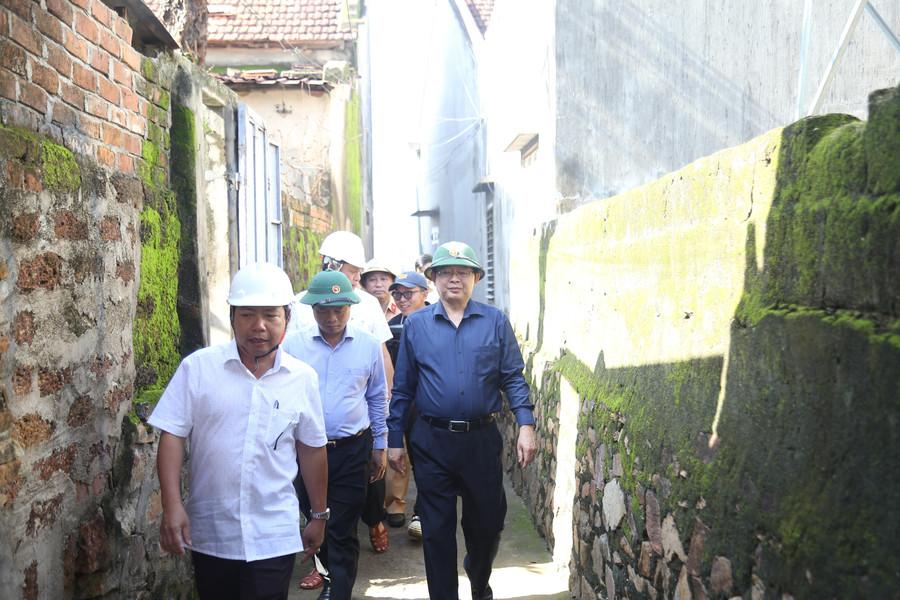 ລົງກວດກາສະພາບຕົວຈິງ, ທ່ານຮອງນາຍົກລັດຖະມົນຕີ ໄດ້ຕັກເຕືອນບັນດາທ້ອງຖິ່ນຕ້ອງປະຕິບັດວຽກງານຜ່ານຜ່າຜົນຮ້າຍຢ້ອນຫຼັງຈາກພາຍຸໃຫ້ໄວ, ເຂັ້ມແຂງ ແລະ ມີປະສິດທິຜົນ. ພາບ: H.P img-8059.jpg