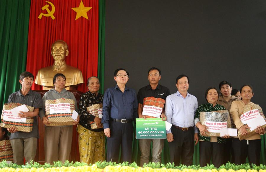 ປະຊາຊົນຕາແສງ ເດຈີ ໄດ້ຮັບຂອງຂວັນຈາກທ່ານຮອງນາຍົກລັດຖະມົນຕີ ຫວູດຶກຢຸງ ແລະ ທ່ານຮອງປະທານຄະນະປະຈຳສະພາປະຊາຊົນແຂວງ ຫງວຽນຕວນແທ່ງ. ພາບ: H.P img-8325.jpg