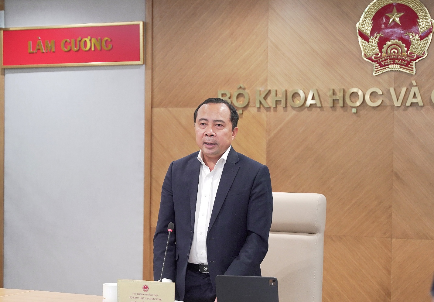 Thứ trưởng Vũ Hải Quân: 