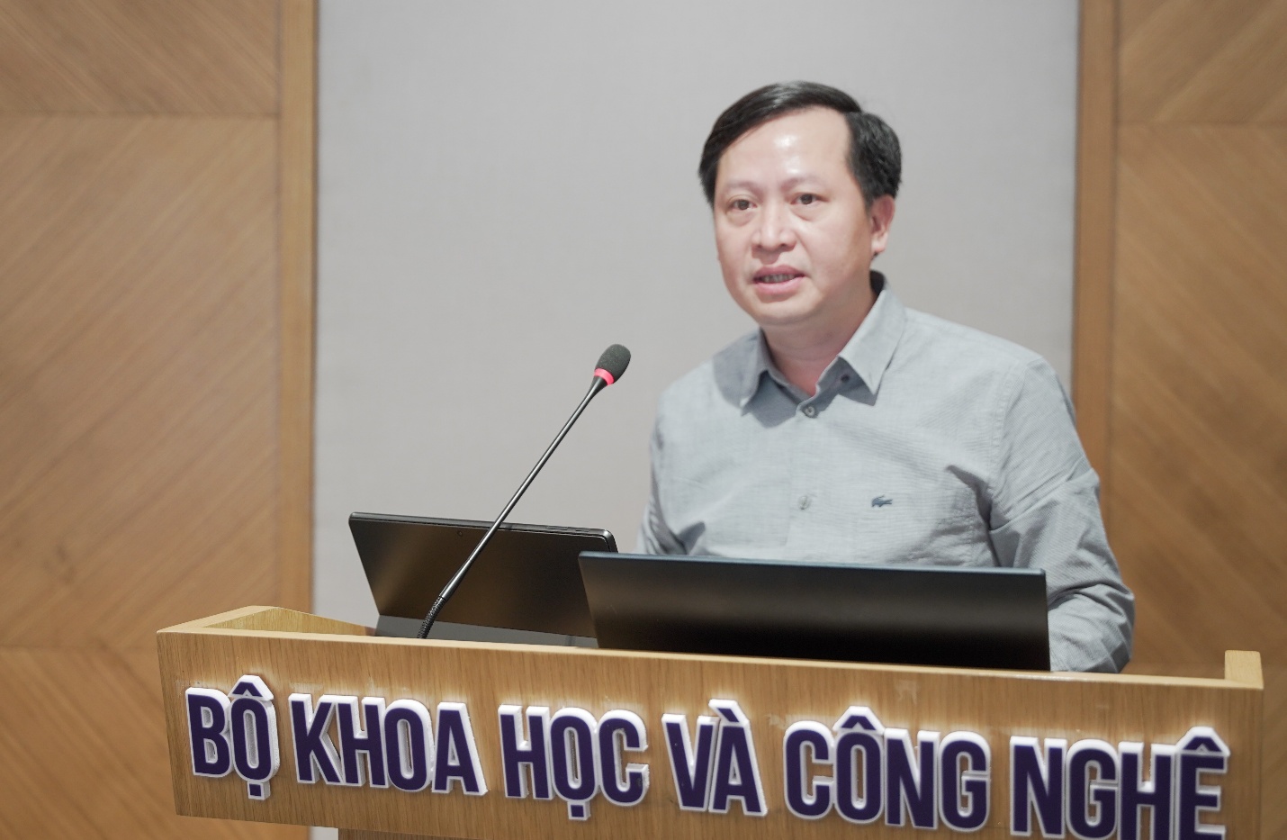 Thứ trưởng Vũ Hải Quân: 