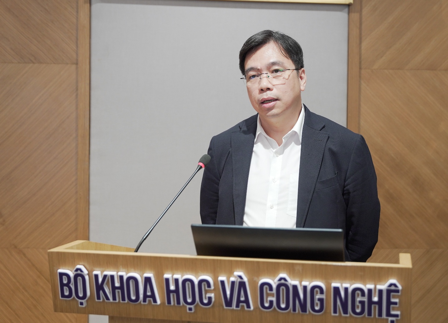Thứ trưởng Vũ Hải Quân: 