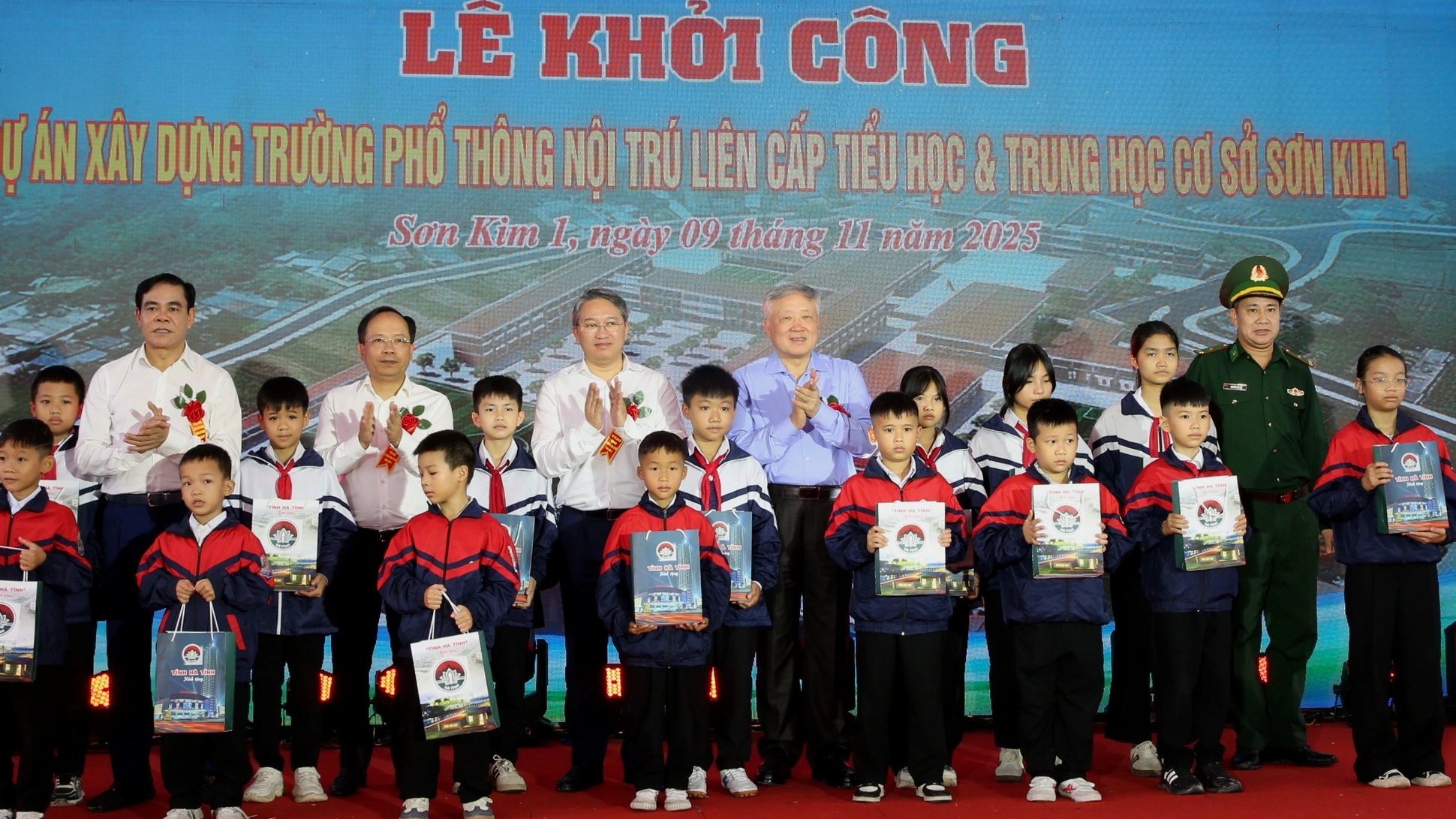 Thủ tướng phát động khởi công xây dựng 72 trường nội trú cho học sinh vùng biên - Ảnh 4.