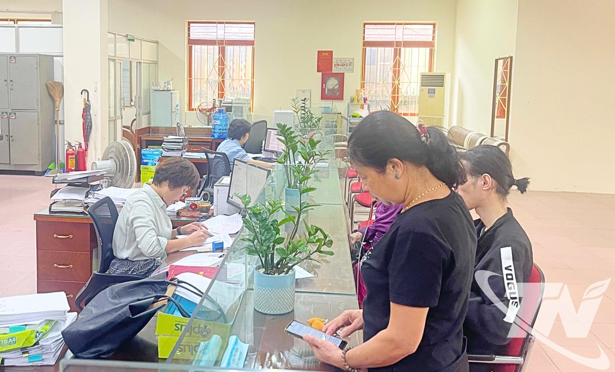 Personalen på Bac Kans socialpolicykontor för banktransaktioner stöder kunder som kommer för att göra transaktioner