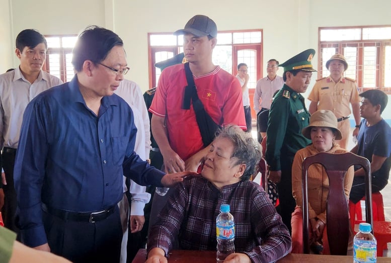 호 꾸옥 중 부총리가 13호 폭풍으로 피해를 입은 잘라이 주민들을 방문하여 선물을 전달했습니다. - 사진 1. Phó Thủ tướng Hồ Quốc Dũng thăm, tặng quà người dân Gia Lai bị ảnh hưởng do bão số 13- Ảnh 1.