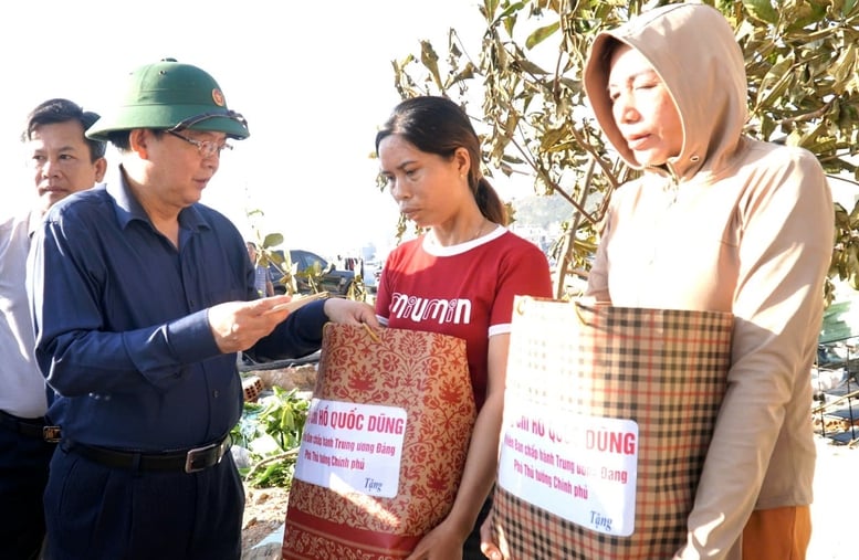호 꾸옥 중 부총리가 13호 폭풍으로 피해를 입은 잘라이 주민들을 방문하여 선물을 전달했습니다. - 사진 2. Phó Thủ tướng Hồ Quốc Dũng thăm, tặng quà người dân Gia Lai bị ảnh hưởng do bão số 13- Ảnh 2.