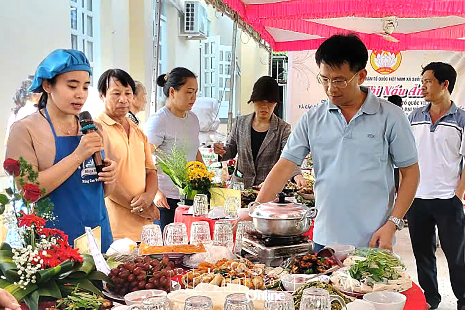 Організаційний комітет оцінює кулінарний конкурс.