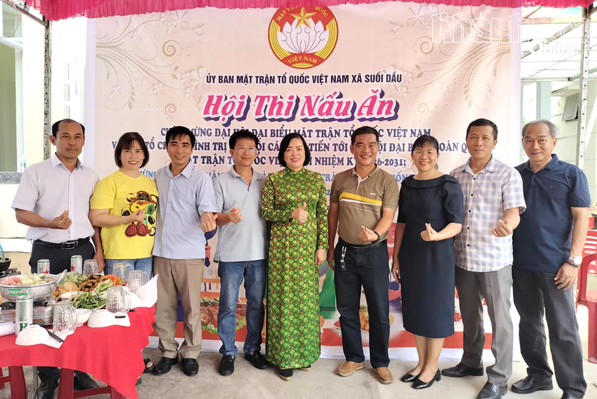 Керівники Народного комітету комуни сфотографувалися зі спонсорами та командами на кулінарному змаганні.