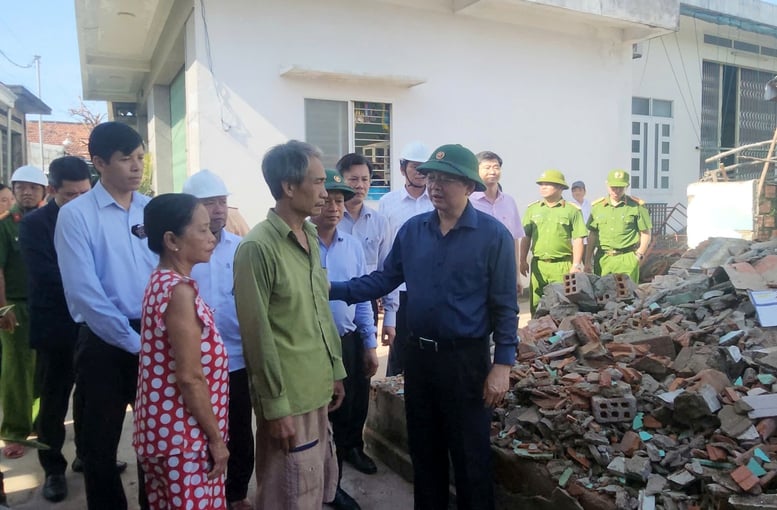 호 꾸옥 중 부총리가 13호 폭풍으로 피해를 입은 잘라이 주민들을 방문하여 선물을 전달했습니다. - 사진 3. Phó Thủ tướng Hồ Quốc Dũng thăm, tặng quà người dân Gia Lai bị ảnh hưởng do bão số 13- Ảnh 3.