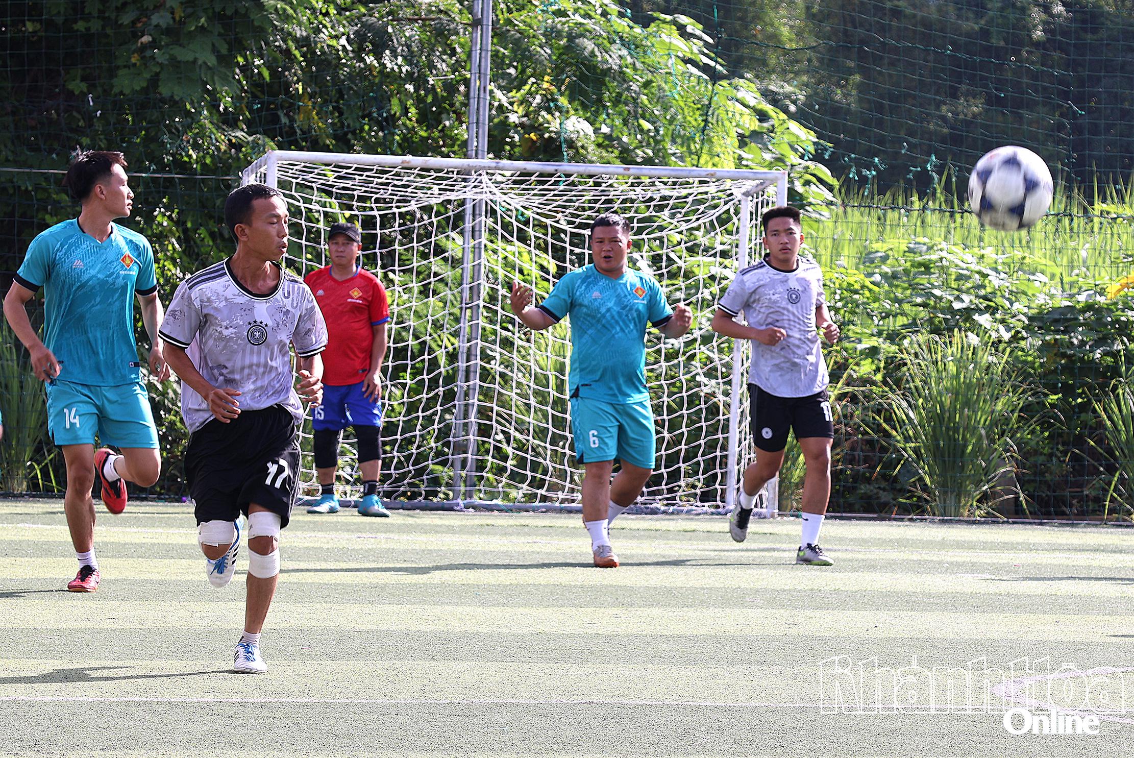 Фінальний матч між командою Військового командування комуни та командою села Тан Сюонг 1.